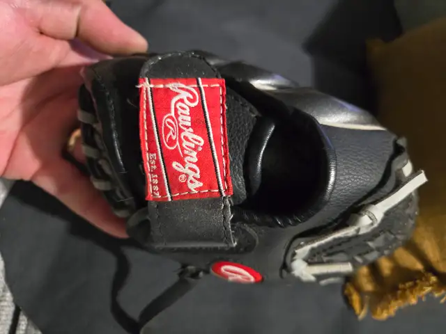 Rawlings 10" Baseball Glove in Baseball & Softball in City of Toronto - Image 7