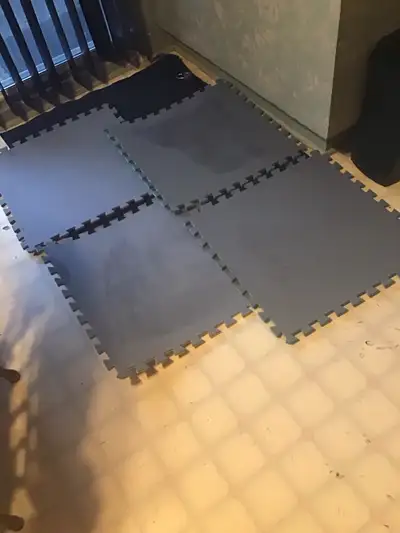 4 carreaux en mousse  réversible ,15$ le tout , View more