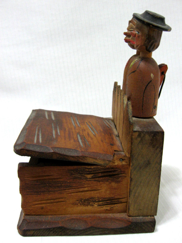 BOITE/CIGARETTE ART FOLKLORIQUE HAND CARVED CIGARETTE BOX c1950 dans Art et objets de collection  à Ouest de l’Île - Image 2