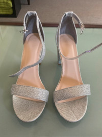Women’s Silver Sandal Size 8 plus small evening bag