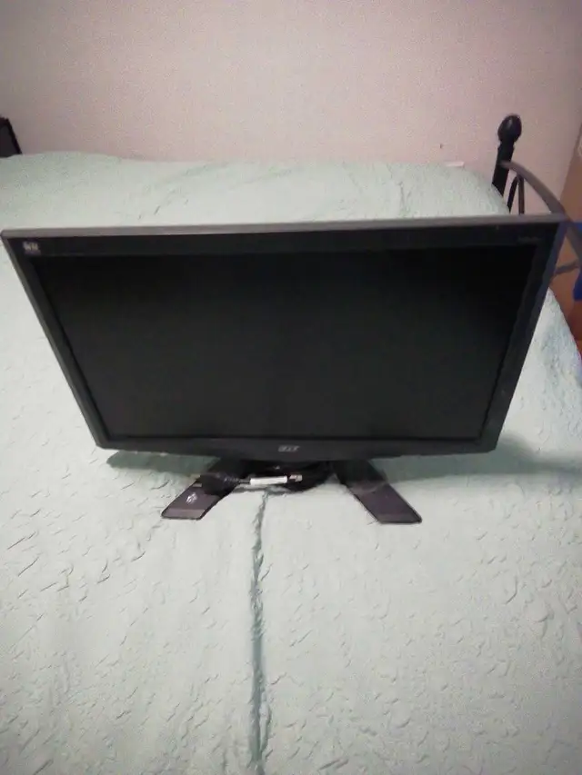 écran d ordi 15 dollars 16pouces  in Desktop Computers in City of Montréal - Image 2