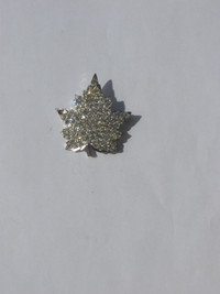 Broche FEUILLE d’ÉRABLE couleur Argent Strass VINTAGE Maple Leaf