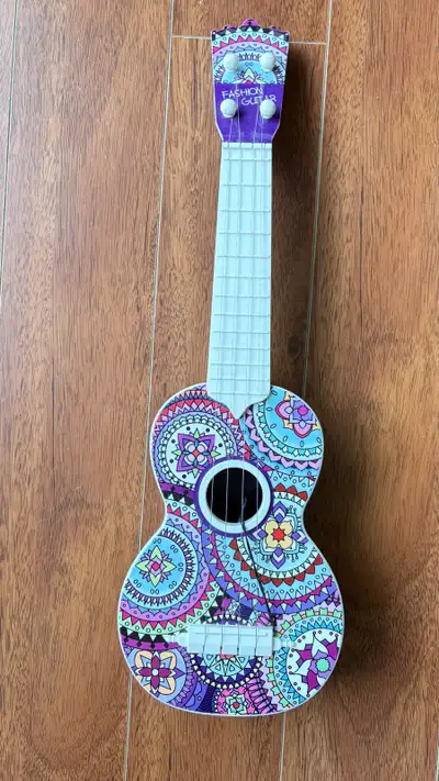 This playful kid's ukulele is perfect for budding musicians! It's in good condition, ready to spark...