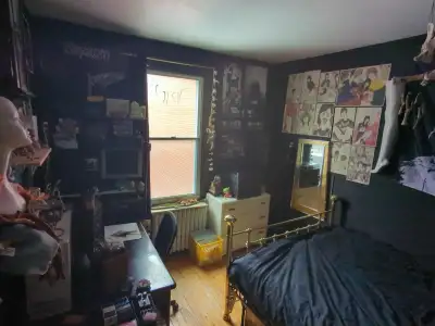 Time: May 1st to June 31st Rent: 720/month Location: Clark/Marie-Anne. 10 minutes from Mont-Royal me...