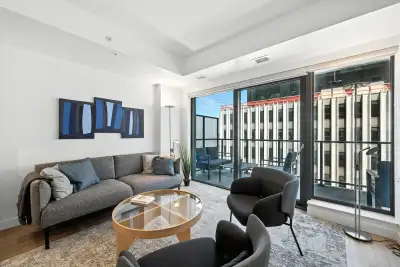 This well appointed fully furnished modern space welcomes you to the best of luxury living, at the R...