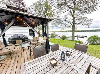 White Lake Rustic Cottage in Lakefield 4 Bed | 2 Bath | Sleeps 8+ | Short & Long-Term Stays Availabl...
