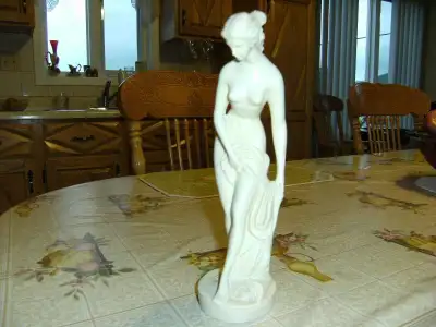 Statue grecque de A. Santini en résine, View more