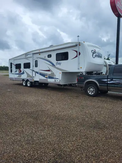 Immaculate condition everything works as it should. 3 Slide outs, 1 button hydrlic slides Solar Pane...