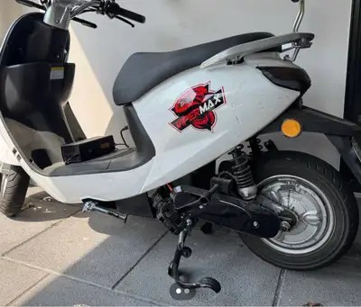 ViperMax Electric Scooter/Vespa Good. Condition with some scratches on the side 60V20AH lead acid ba...