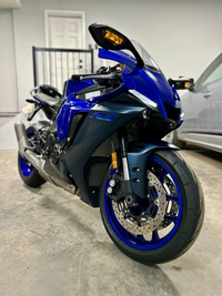 2023 YAMAHA YZF R1 ONLY 300Kms PRIVATE SALE 