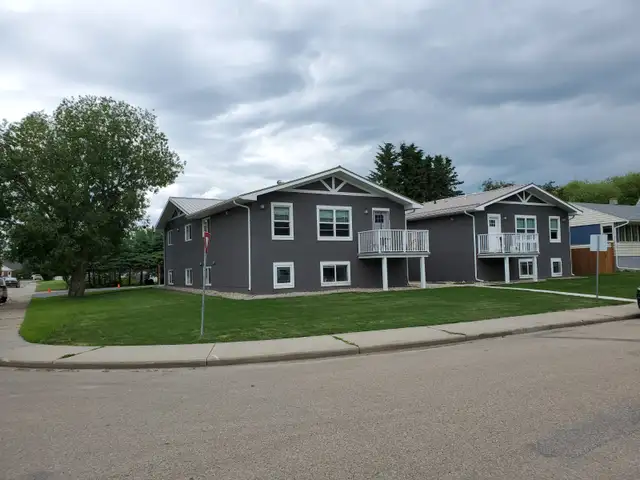 AWESOME QUIET 2 UPPER UNIT CLOSE TO ROSS ST ICE CREAM SHOPPE