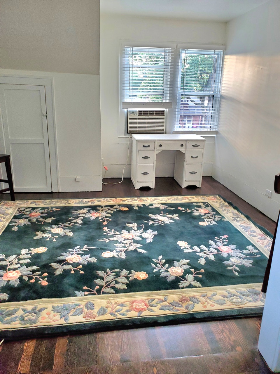Clean & Professional ~ Charming Upper Duplex 2