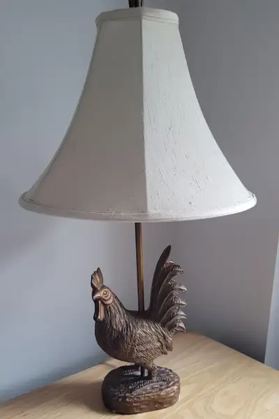 Belles lampes de chevet en métal. Faîtes une offre ! Les lampes sont $15.00 chacunes. Négociable.