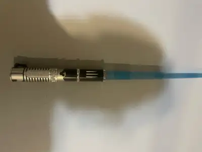 This pre-loved Disney Parks Star Wars Obi-Wan Kenobi lightsaber features a classic blue blade design...