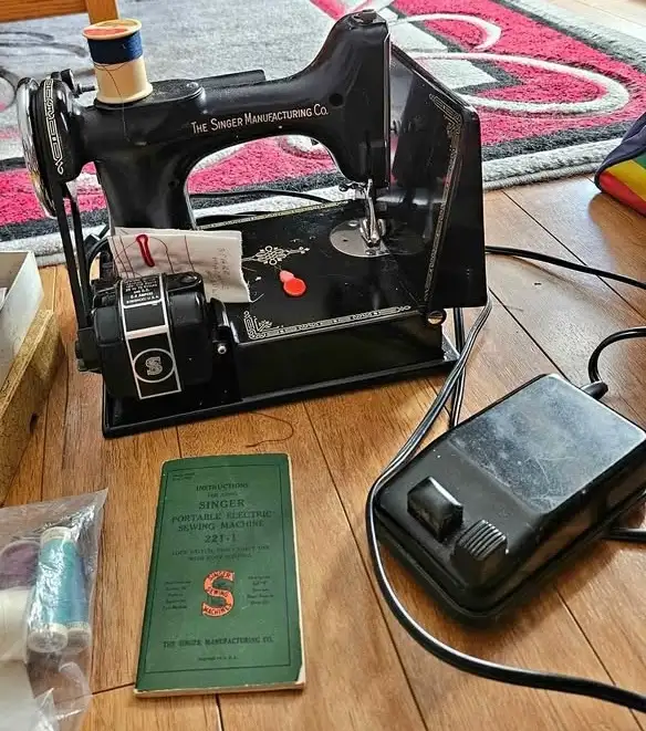 1951 Singer Featherweight 221K Sewing machine with Case - $450 in Arts & Collectibles in City of Montréal - Image 4