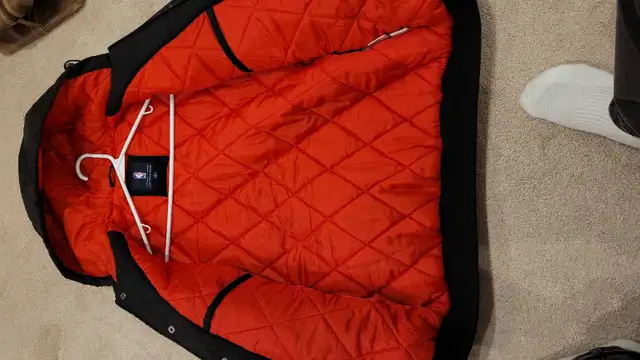 Toronto Raptors Puffer Coat Jacket Men Medium  in Men's in Markham / York Region - Image 3