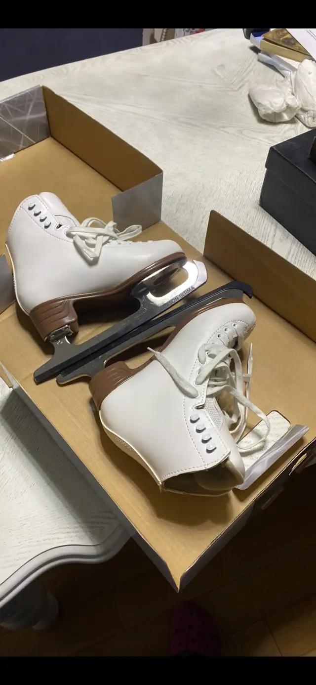  JACKSON WOMEN'S FIGURE SKATES size5 in Skates & Blades in Mississauga / Peel Region - Image 2