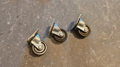 Roues pour chariot à vendre. N'ont jamais été utilisées, encore avec l'étiquette. 3 disponibles pour...