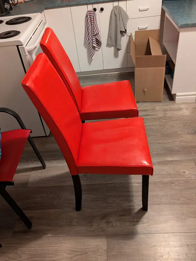 2 Chaises de cuisine in Dining Tables & Sets in Trois-Rivières - Image 3