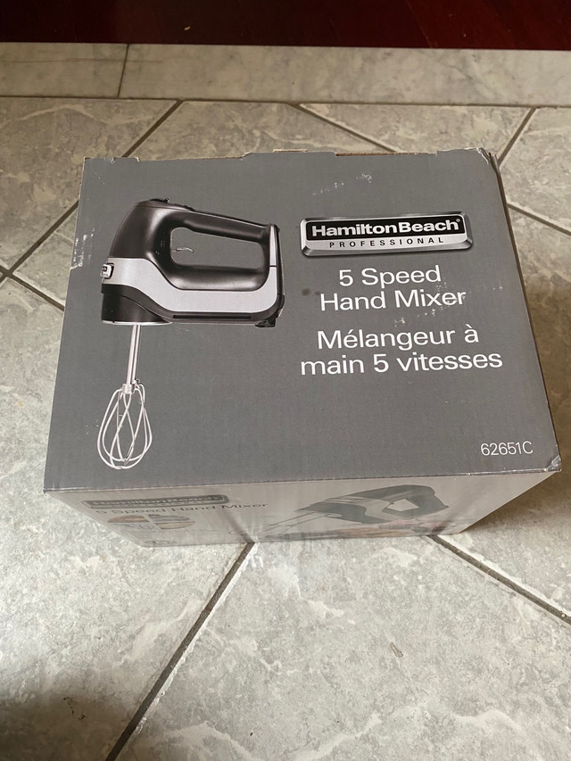 Hamiltonbeach 5 speed hand mixer.brand new in box. in Processors, Blenders & Juicers in Markham / York Region - Image 2