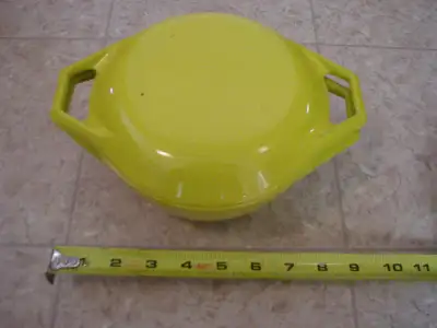 En parfait état qui dort dans notre cuisine. Fait de fonte donc magnétique. Ce qui est parfait pour...