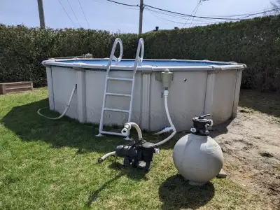 Piscine à donner 18 pieds mais vous devez venir la démonter et repartir avec tous les morceaux. La t...