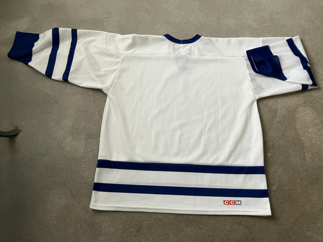 CCM Maple Leaf Jersey in Hockey in Renfrew - Image 5