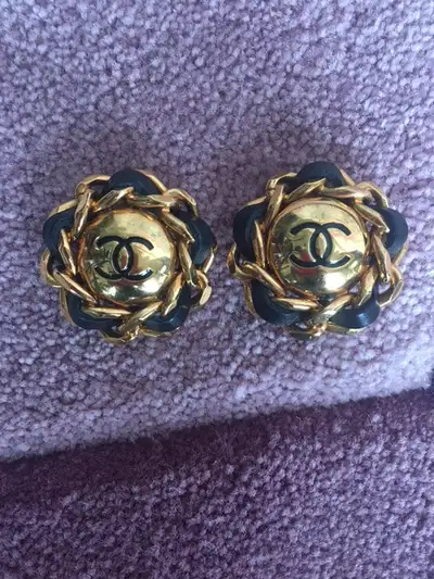 ****Produit Chanel véritable**** (Sceau d'authentification à l'arrière de chaque boucle) Magnifiques...
