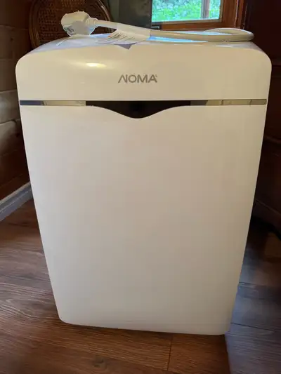 Portable AC unit in excellent condition. Used a couple of times. Like new Model 043-8610-8 7000 BTU....
