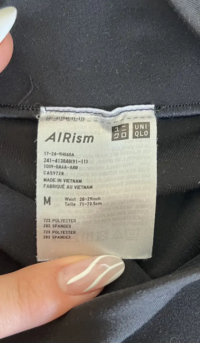 Uniqlo Black leggings  in Women's - Bottoms in City of Toronto - Image 5