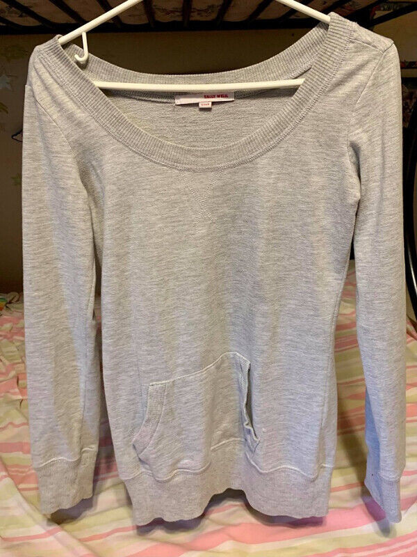 Teen Tops - Good Used Condition in Women's - Tops & Outerwear in Stratford - Image 4