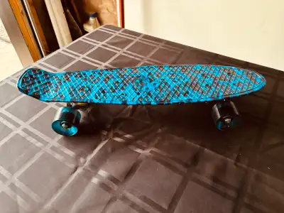 This pre-owned Penny skateboard features a vibrant blue and black marble pattern design and is in ex...