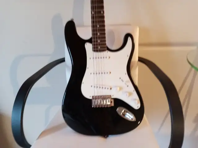 SILVERSTONE BLACK\WHITE ELECTRIC GUITAR in Guitars in City of Halifax - Image 4