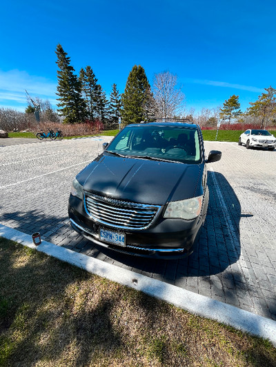 2011 Chrysler Town an Country Certified