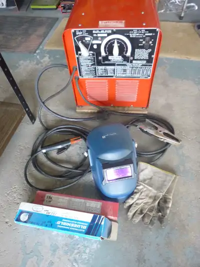 225amp AC / 125 amp DC 220vac 1ph 50 amp Light use in residential garage 6011 & 7018 rod supplied, s...