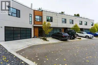 Luxury Townhome- 3 bath-3 Bedrooms 3 decks looking for one roommate to share entire home. Profession...