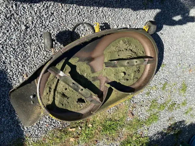 PLATEAU 42po JOHN DEERE L100 2004 MOWER DECK ENDOMMAGÉ À RÉPARER in Lawnmowers & Leaf Blowers in Laval / North Shore - Image 5