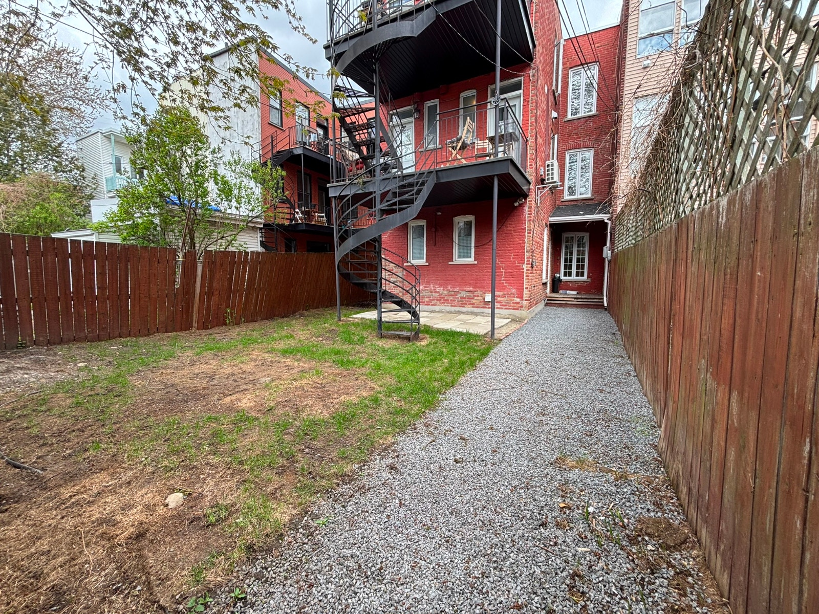 5½ (2 ch.) Plateau-Est — cour privée, stationnement, tout équipé — photo 2