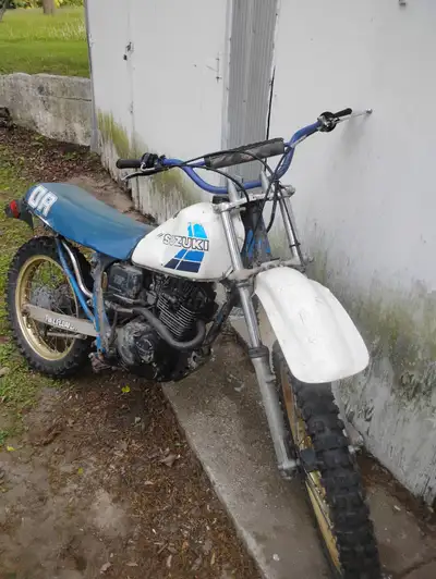 1984 Suzuki dr125 runs and drives needs clutch cable and kill switch. Has oil leaks asking 550 obo