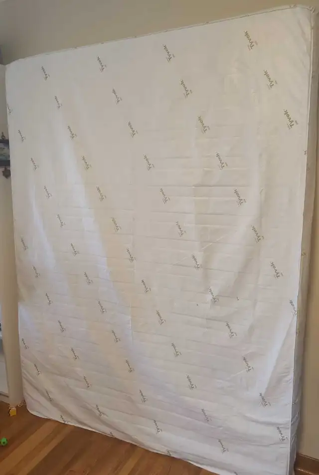 Queen Mattress with anti-mite protective cover in Bedding in City of Toronto - Image 2