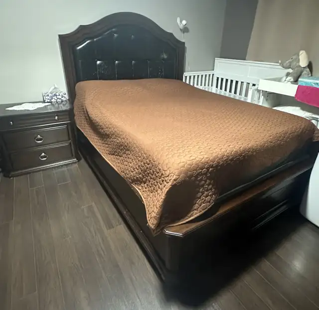 5 piece queen solid wood bedroom set in Beds & Mattresses in City of Halifax - Image 2