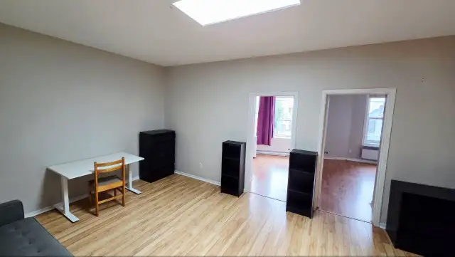 Spacious 2 Bedroom + Den w/ In-Unit Laundry – Hintonburg