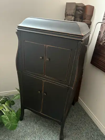 This vintage Victrola record player is a beautiful piece of history, perfect for collectors and musi...