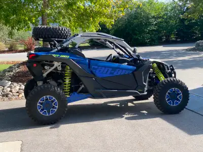 164.9 hours, 4268km, front pre run bumper and driving lights, tire rack and spare, tool box, rock sl...