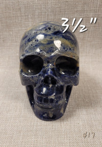 Crâne 3½" Skullis de Lapis blanchâtre naturel. Lazuli skull.
