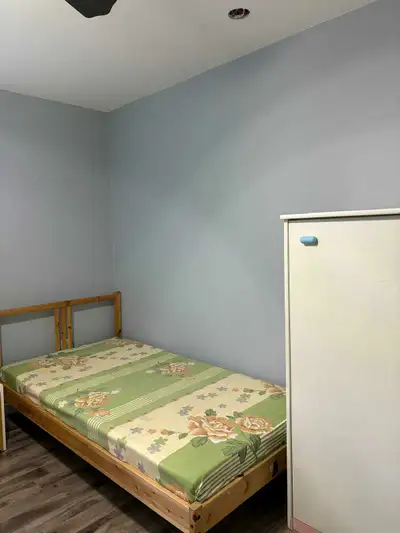 One furnished room available in (basement) apartment near Midland and Lawrence.Scarborough. Fresly p...
