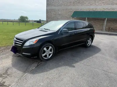 3.0l DIESEL. RUNS AND DRIVES GOOD. 7 SEATER. CLEAN IN AND OUT .