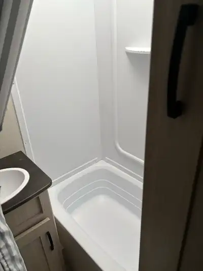 Presque neuve, garantie prolongée transférable incluse jusqu’en 2029. Petit frigo et surface de cuis...