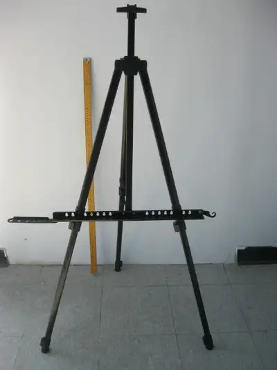Quantité limitée Chevalet portatif Fabriqué en aluminium noir .Une touche de contrôle pour ajustemen...