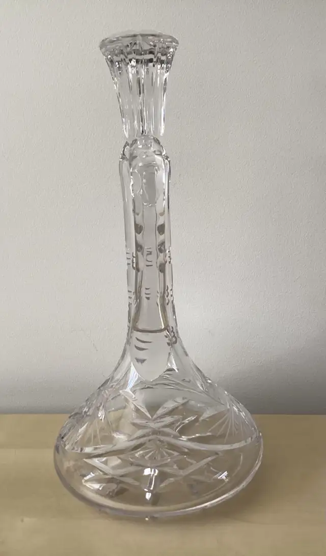Vintage Heavy Cut Crystal Pinwheel Whiskey Wine Decanter in Kitchen & Dining Wares in West Island - Image 3